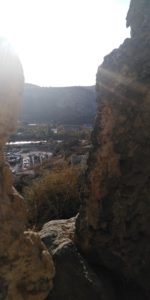 Вид на чернореченскую долину сквозь проём в пещере