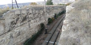 Железная дорога рядом с Монастырской скалой